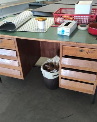 scrivania di legno 8 cassetti