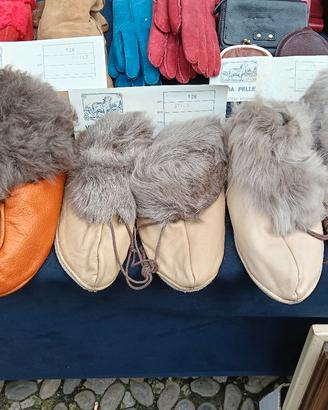 guanti e pantofole in pelle e camoscio 