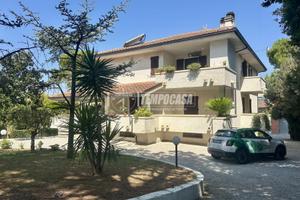 CASA SINGOLA CON GARAGE E TERRENO