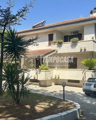 CASA SINGOLA CON GARAGE E TERRENO