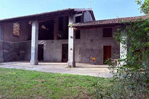 Stupenda cascinetta con 4 ettari di terreno