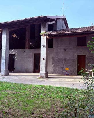 Stupenda cascinetta con 4 ettari di terreno