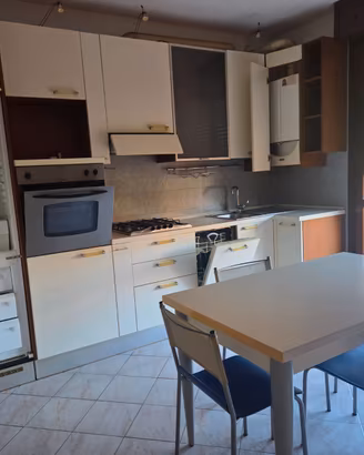 cucina usata completa di elettrodomestici e mobile