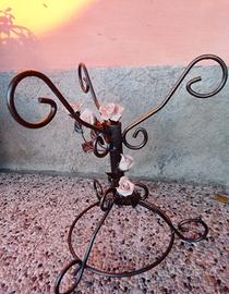 Base in ferro battuto rose ceramica artigianale.