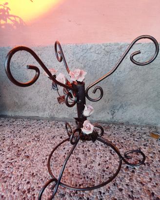 Base in ferro battuto rose ceramica artigianale.