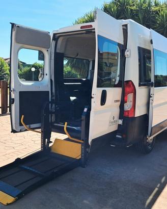 Peugeot Boxer 9 posti con pedana per trasporto 2 c