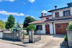VILLA DI TESTA CON TRAVI A VISTA: eleganza e tr...