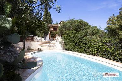 Villa di 220 m² con più di 5 locali a Arzachena