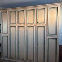Armadio artigianale classico con boiserie