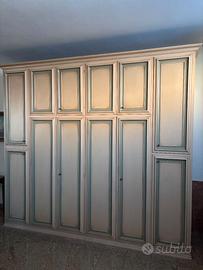 Armadio artigianale classico con boiserie
