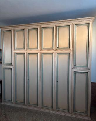 Armadio artigianale classico con boiserie