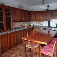 Cucina in legno con forno e stufa a legna
