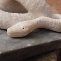 Scultura serpente marmo