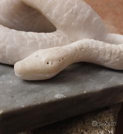 Scultura serpente marmo