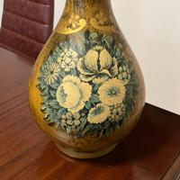 Elegante vaso vintage con motivo floreale