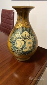Elegante vaso vintage con motivo floreale