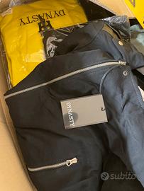 Stock vestiti nuovi con cartellino