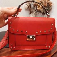 borsa rossa con borchie 