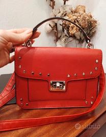 borsa rossa con borchie 