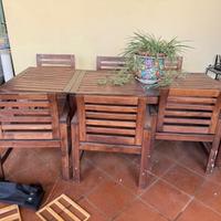 Tavolo in legno con sedie