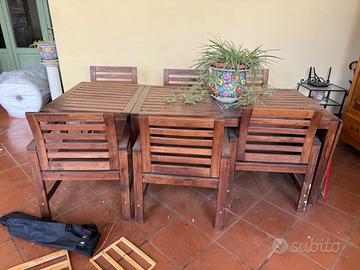 Tavolo in legno con sedie