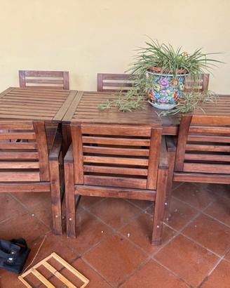 Tavolo in legno con sedie