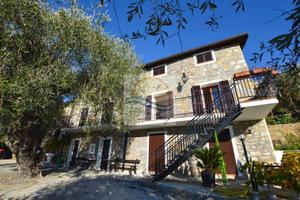 Casa indipendente di 271 m² con più di 5 locali a 