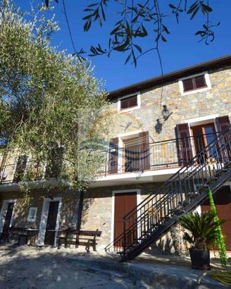 Casa indipendente di 271 m² con più di 5 locali a 
