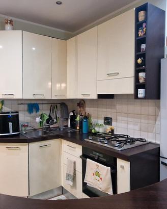 Cucina ad angolo bianco avorio