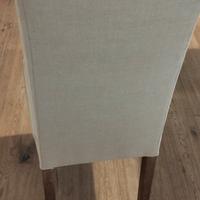 sedie in legno con rivestimento in lino