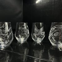 Set di bicchieri incisi a mano - stile tattoo trad