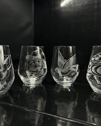 Set di bicchieri incisi a mano - stile tattoo trad