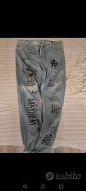Jeans con scritte praticamente nuovi