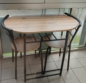 tavolino in legno con due sedie 