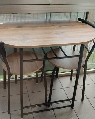 tavolino in legno con due sedie 
