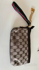 Pochette  con cerniera  Gucci non originale