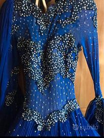 Abito elegante  blu con foglie di organza