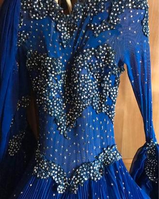 Abito elegante  blu con foglie di organza