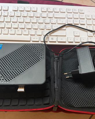 Kit Mini PC MINISFORUM U700 (i5, 8GB, 256GB) + Tas