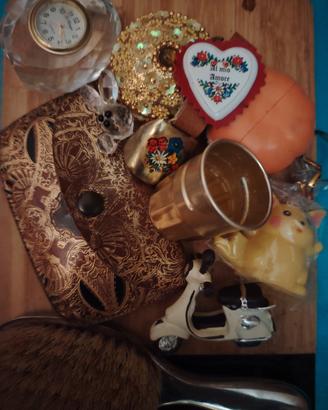 Lotto oggetti vari recuperati da svuota cantina