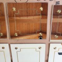 Specchi decorativi con cornice dorata