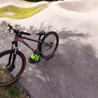 Cube dirt pump track