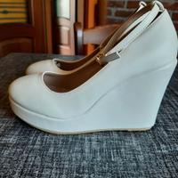 Scarpe con zeppa alta.