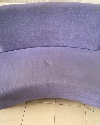 Divano glicine tendenzialmente al colore llilla