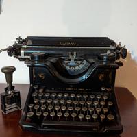 macchina da scrivere Olivetti 