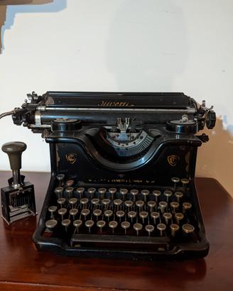 macchina da scrivere Olivetti 