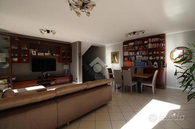 VILLA A SCHIERA CENTRALE A MONTECHIARUGOLO