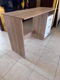 scrivania con cassettiera