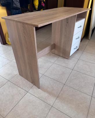 scrivania con cassettiera