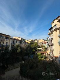 Stanza singola con balcone zona cure